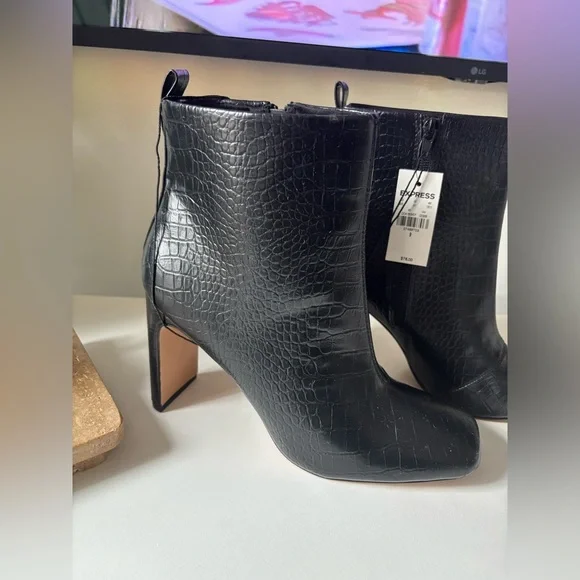 Express BRAND NEW!! Black Croc-Patterned Ankle Booties - Picture 8 of 12